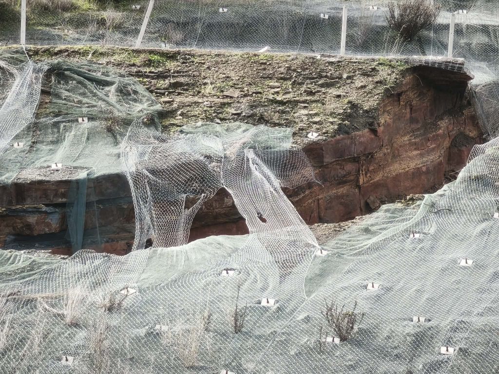 Ρήγμα 200 μέτρων καταγράφει η κάμερα του ΕΡΤnews από τη μεγάλη κατολίσθηση στην Ιόνια Οδό