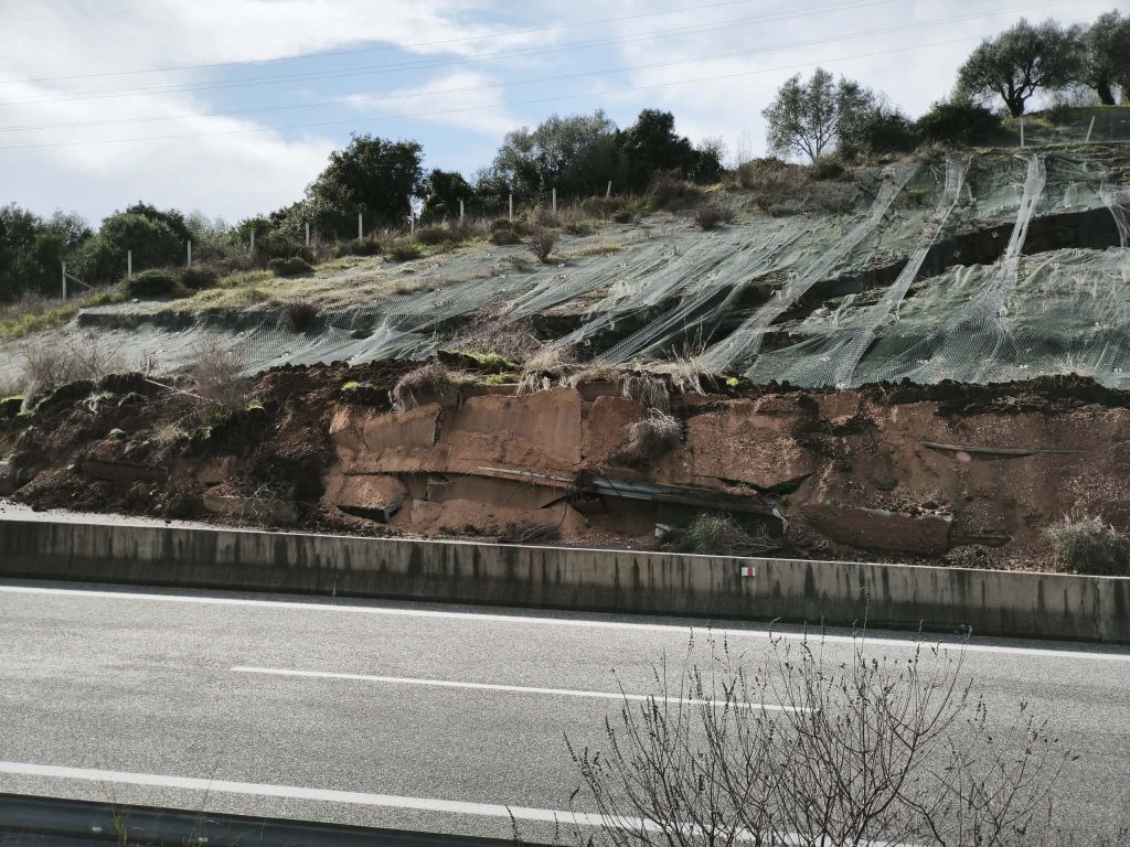 Ρήγμα 200 μέτρων καταγράφει η κάμερα του ΕΡΤnews από τη μεγάλη κατολίσθηση στην Ιόνια Οδό