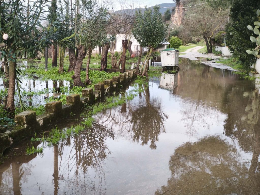«Φούσκωσε» ο Λούρος από τις βροχοπτώσεις – Καλλιέργειες «βυθίστηκαν» στο νερό