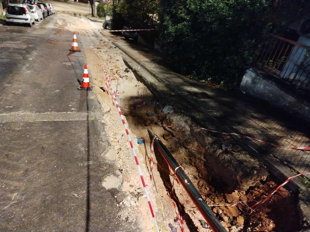 Υπερχείλισε ρέμα στο Πικέρμι – Διακοπή κυκλοφορίας στο Πολύγωνο λόγω καθίζησης