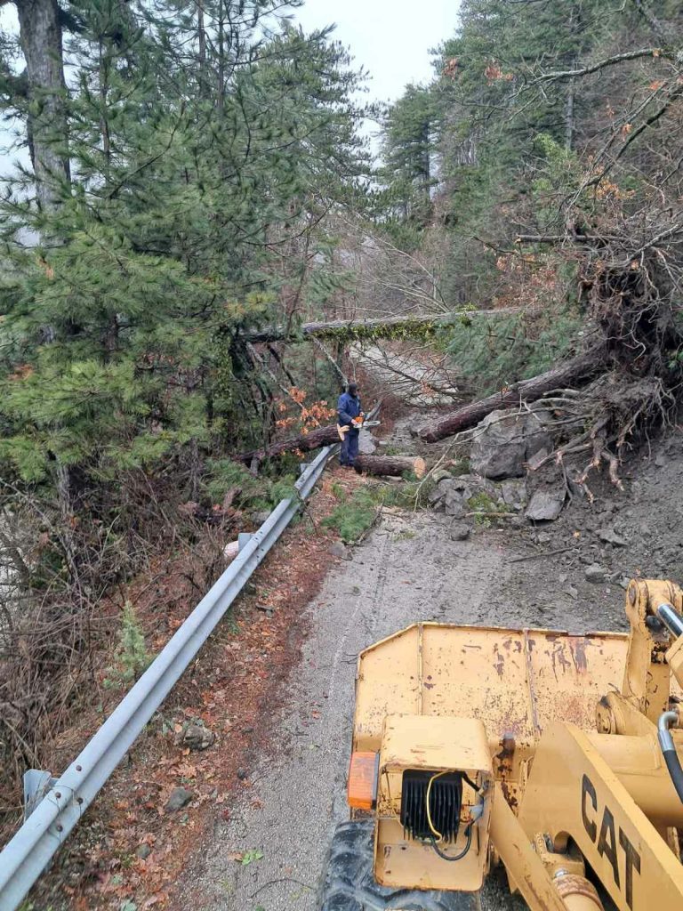 Κλειστός ο δρόμος για τη Βοβούσα λόγω κατολίσθησης και πτώσης δένδρων