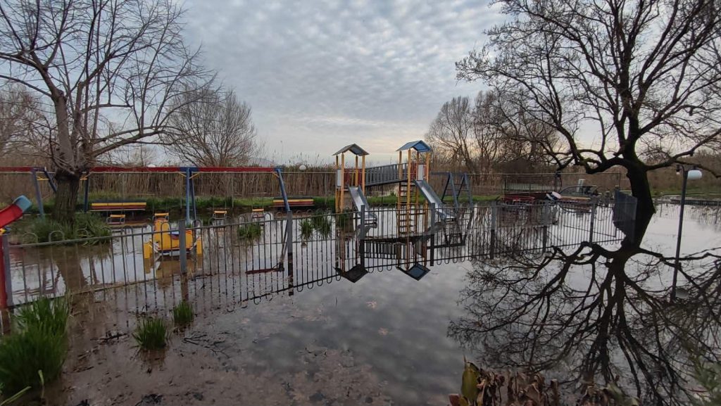 «Φούσκωσε» ο Λούρος από τις βροχοπτώσεις – Καλλιέργειες «βυθίστηκαν» στο νερό