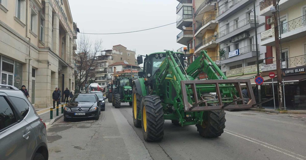 Μηχανοκίνητη πορεία στην πόλη των Γρεβενών από τους αγρότες του μπλόκου της Σιάτιστας