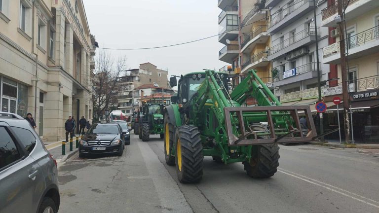Μηχανοκίνητη πορεία στην πόλη των Γρεβενών από τους αγρότες του μπλόκου της Σιάτιστας