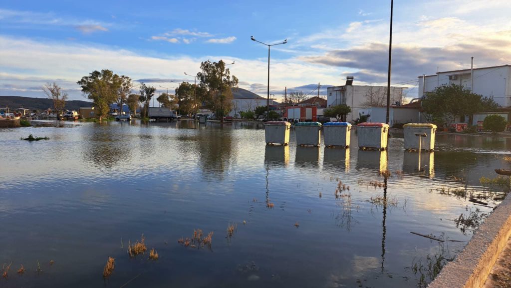 Θεσπρωτία: Τα κύματα πλημμύρισαν καταστήματα σε Σύβοτα & Σαγιάδα
