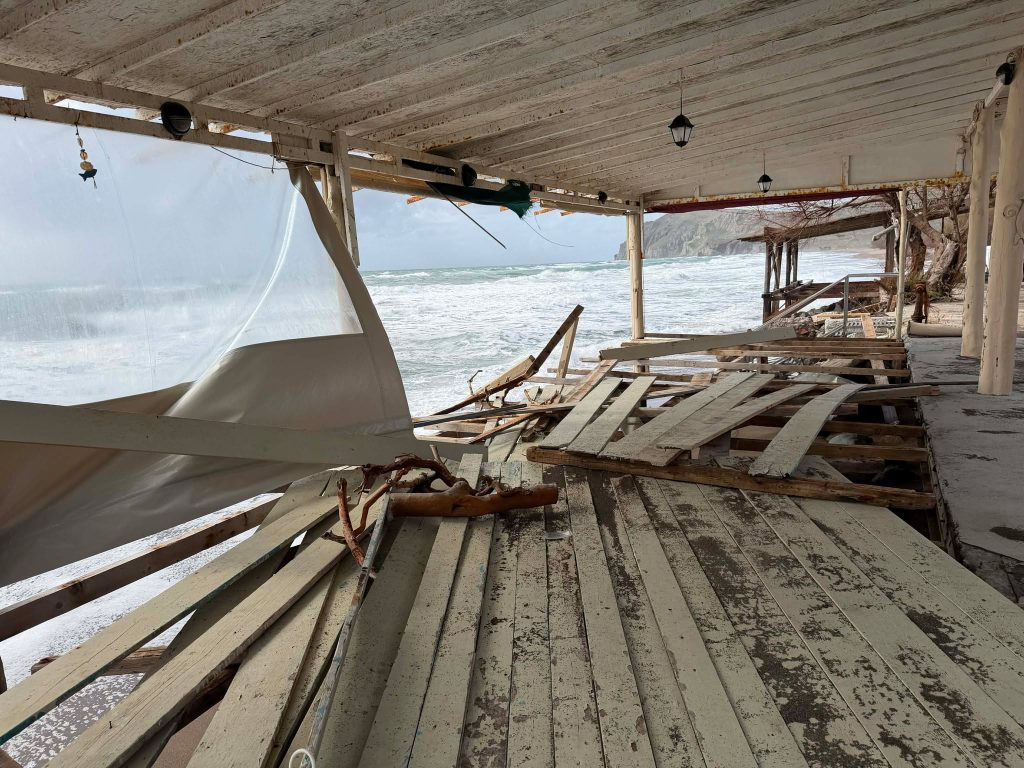 Θυελλώδεις άνεμοι «σφυροκόπησαν» τη Σκάλα Ερεσού στη Λέσβο – Εικόνες καταστροφής καταγράφει η κάμερα του ΕΡΤnews