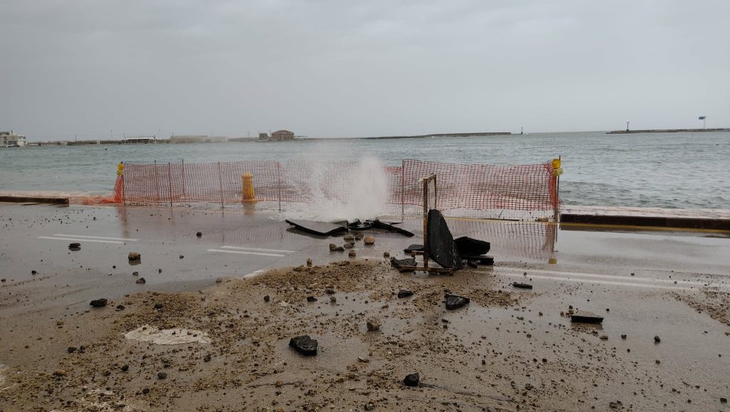 Χίος: Πλημμυρίζει το νησί λόγω ανέμων – Προβλήματα στους παραλιακούς οικισμούς