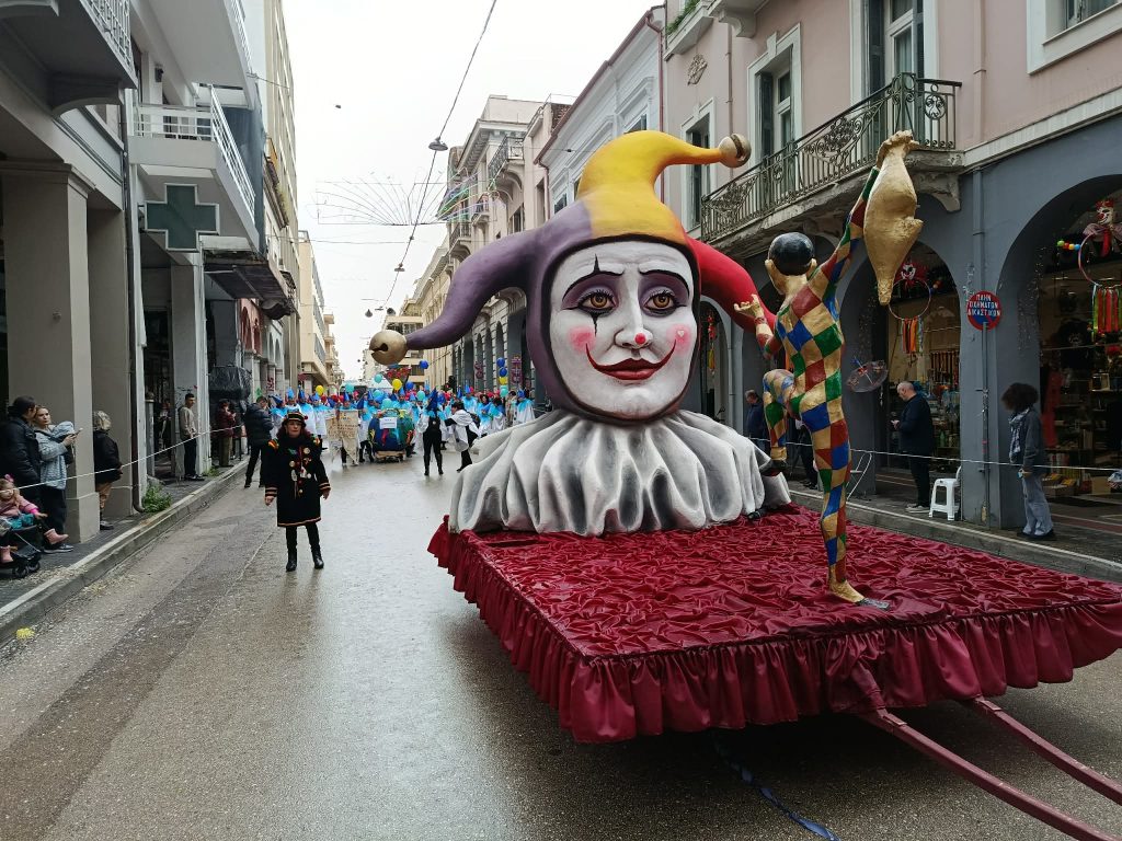 Πάτρα: Ρυθμός και κέφι στην παρέλαση των μικρών καρναβαλιστών