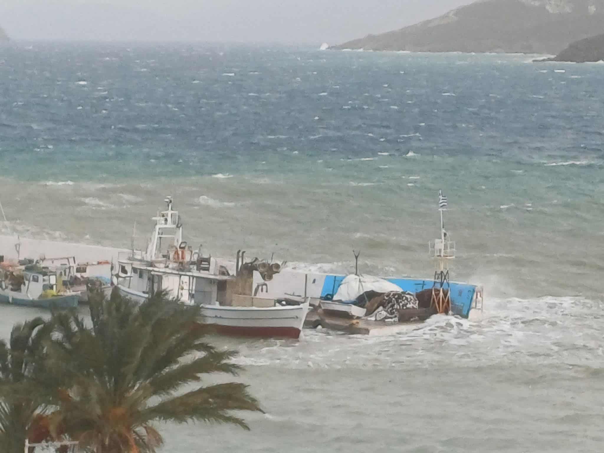 Κλειστό το εμπορικό λιμάνι της Κω λόγω θυελλωδών ανέμων — Διαβρώσεις και φερτά υλικά πλήττουν παραλιακούς δρόμους στη Λέρο