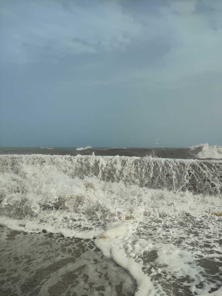 Χίος: Πλημμυρίζει το νησί λόγω ανέμων – Προβλήματα στους παραλιακούς οικισμούς