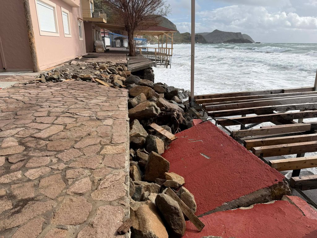 Θυελλώδεις άνεμοι «σφυροκόπησαν» τη Σκάλα Ερεσού στη Λέσβο – Εικόνες καταστροφής καταγράφει η κάμερα του ΕΡΤnews