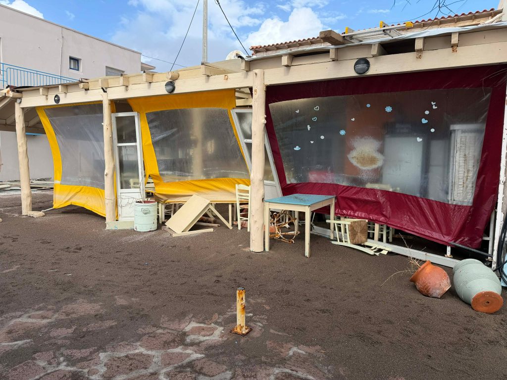 Θυελλώδεις άνεμοι «σφυροκόπησαν» τη Σκάλα Ερεσού στη Λέσβο – Εικόνες καταστροφής καταγράφει η κάμερα του ΕΡΤnews