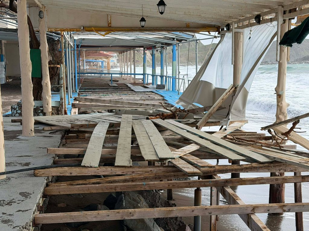 Θυελλώδεις άνεμοι «σφυροκόπησαν» τη Σκάλα Ερεσού στη Λέσβο – Εικόνες καταστροφής καταγράφει η κάμερα του ΕΡΤnews