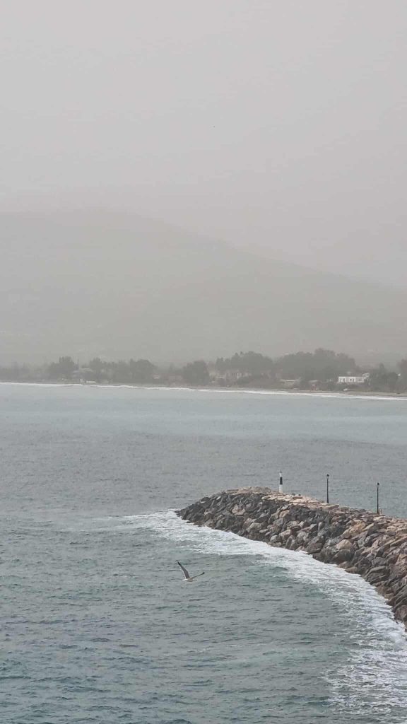 «Βυθίστηκαν» σε πέπλο σκόνης οι παραλιακές περιοχές της Αρκαδίας και της Αργολίδας