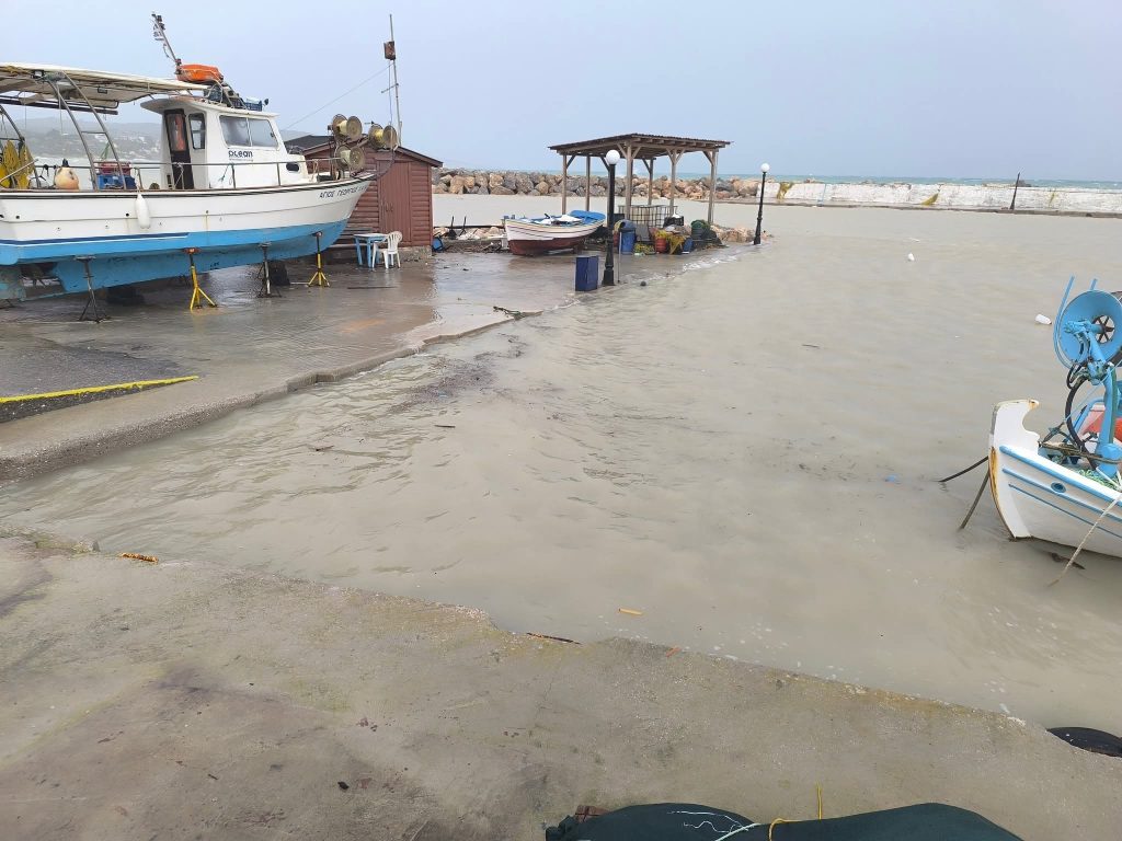 Χίος: Πλημμυρίζει το νησί λόγω ανέμων – Προβλήματα στους παραλιακούς οικισμούς