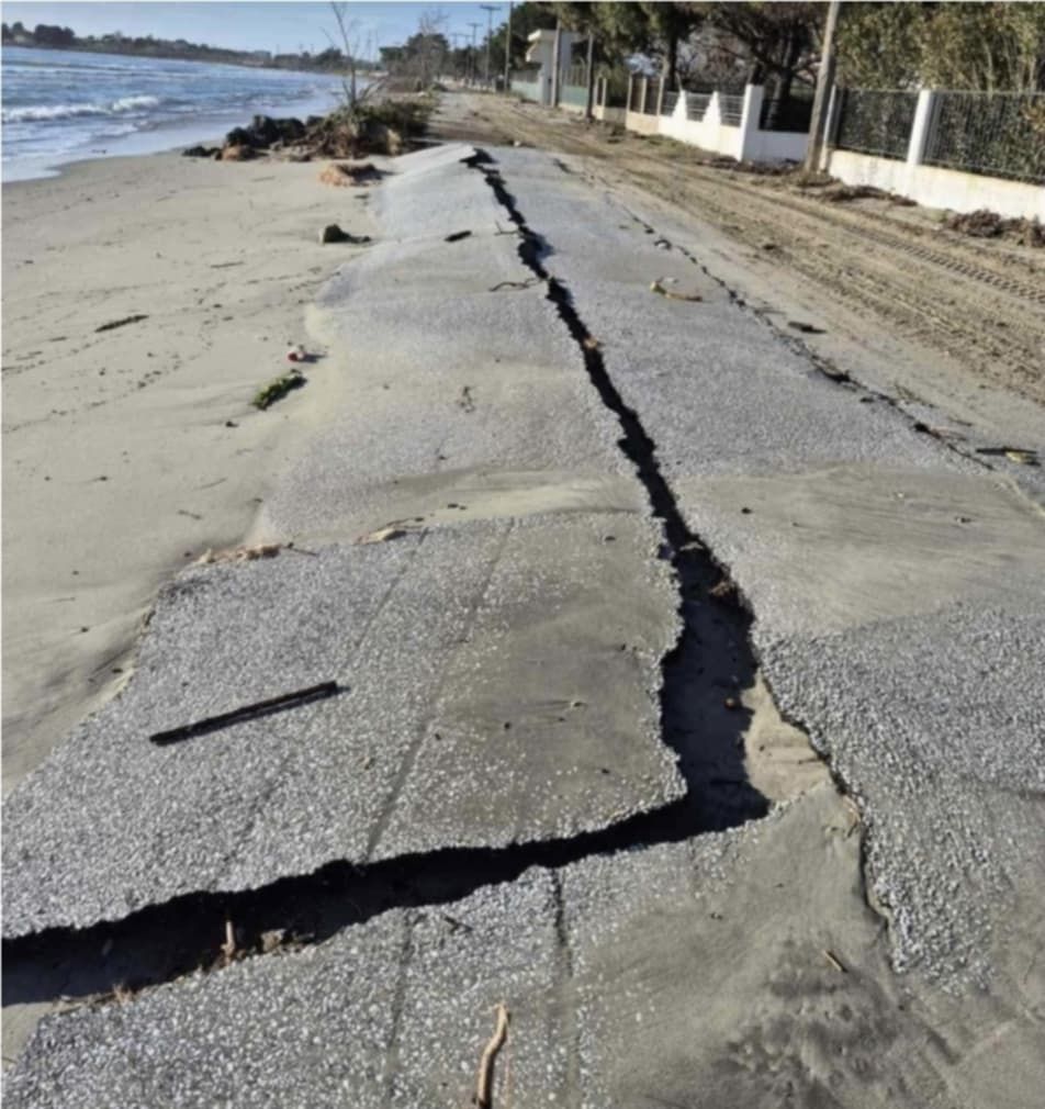 Ξάνθη: Το νερό της θάλασσας «κατάπιε» το οδόστρωμα στην παραλιακή ζώνη της Μάνδρας