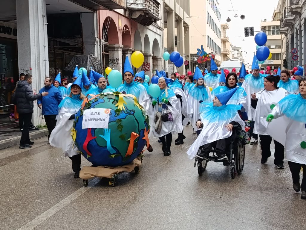 Πάτρα: Ρυθμός και κέφι στην παρέλαση των μικρών καρναβαλιστών