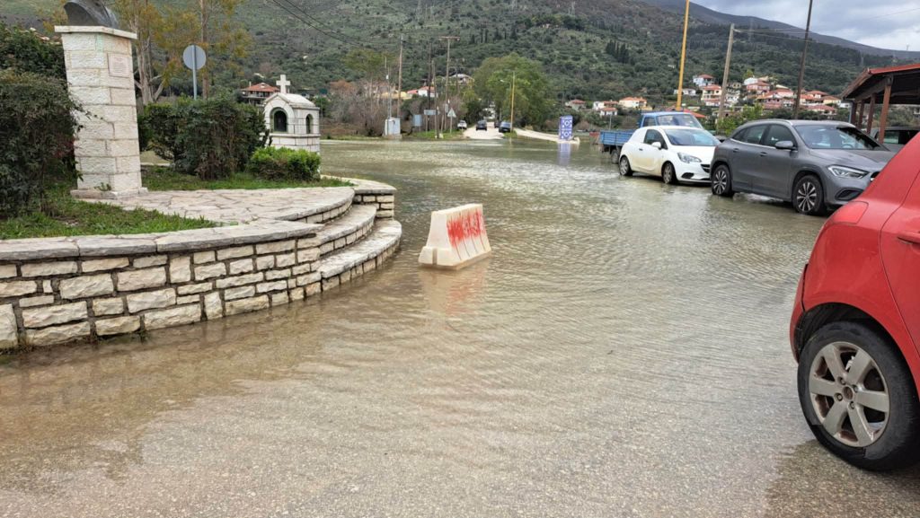 Θεσπρωτία: Τα κύματα πλημμύρισαν καταστήματα σε Σύβοτα & Σαγιάδα