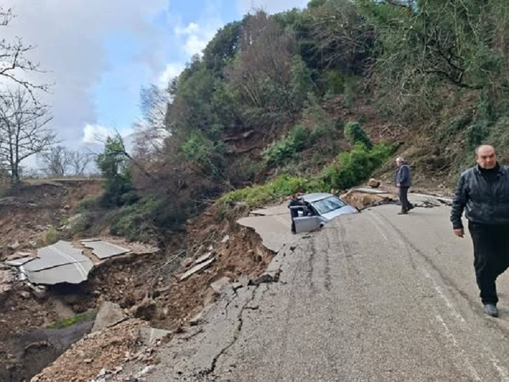 Κακοκαιρία: Κομμένοι δρόμοι και θάλασσα στη στεριά στη δυτική και βόρεια Ελλάδα