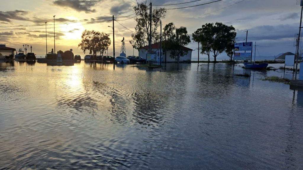 Θεσπρωτία: Τα κύματα πλημμύρισαν καταστήματα σε Σύβοτα & Σαγιάδα