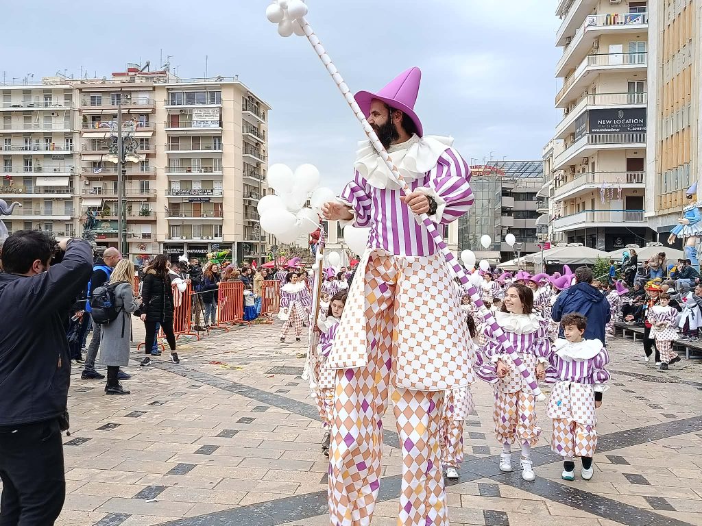 Πάτρα: Ρυθμός και κέφι στην παρέλαση των μικρών καρναβαλιστών