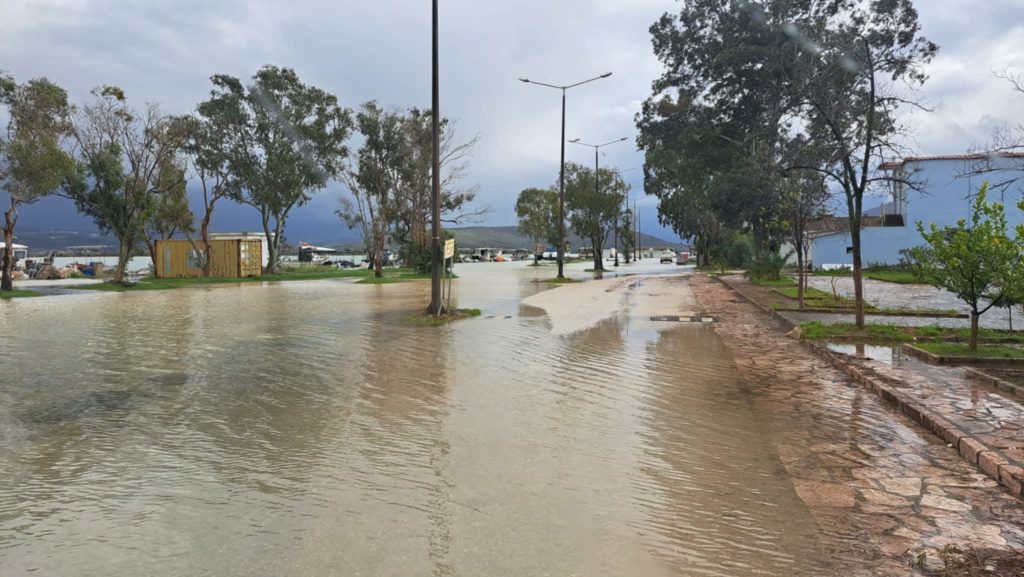 Θεσπρωτία: Τα κύματα πλημμύρισαν καταστήματα σε Σύβοτα & Σαγιάδα