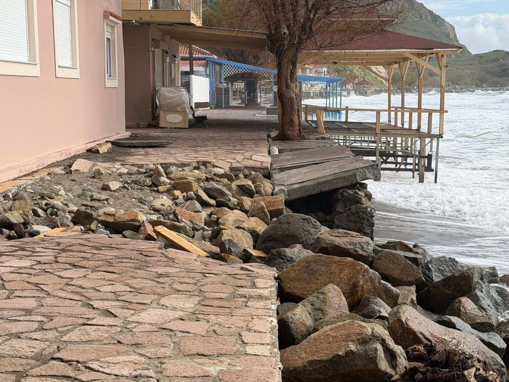 Θυελλώδεις άνεμοι «σφυροκόπησαν» τη Σκάλα Ερεσού στη Λέσβο – Εικόνες καταστροφής καταγράφει η κάμερα του ΕΡΤnews