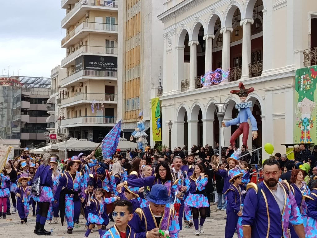 Πάτρα: Ρυθμός και κέφι στην παρέλαση των μικρών καρναβαλιστών