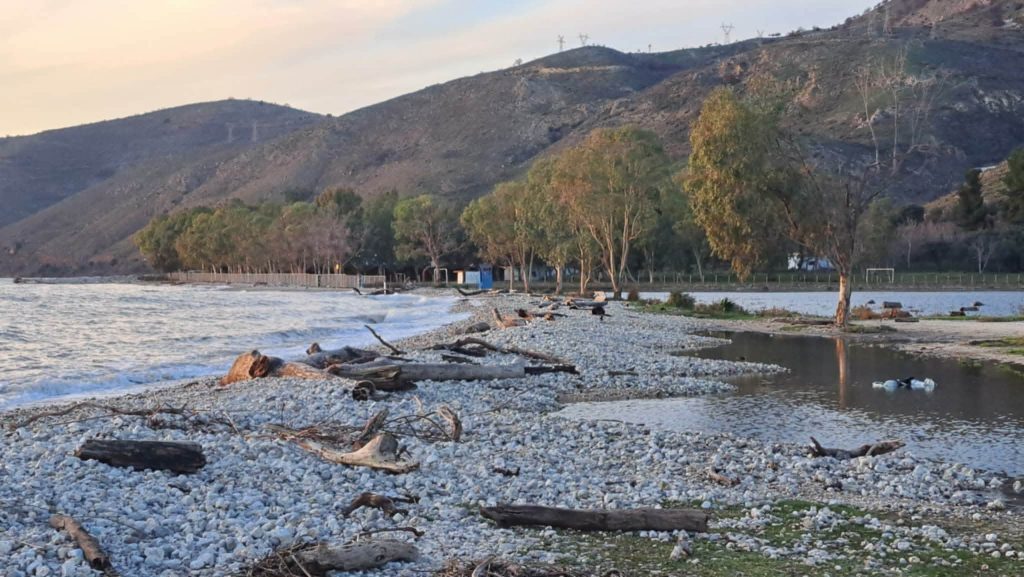 Θεσπρωτία: Τα κύματα πλημμύρισαν καταστήματα σε Σύβοτα & Σαγιάδα