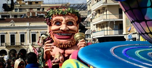 Το Κορακοβούνι σε αποκριάτικους ρυθμούς με παρέλαση, μουσική και χορό