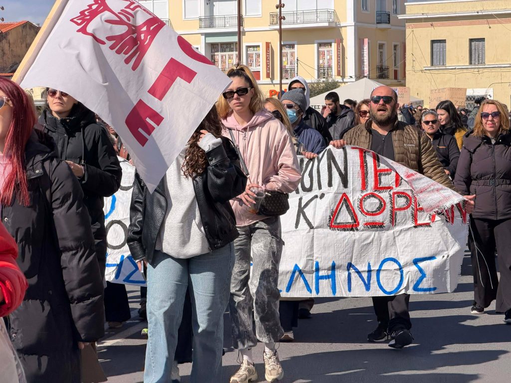 Τραγωδία Τεμπών: Πορεία στην προκυμαία της Μυτιλήνης στη μνήμη των 57 θυμάτων