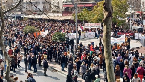 Τραγωδία Τεμπών: Με σύνθημα «Δεν ξεχνάμε – Δεν συγχωρούμε» φοιτητές, εκπαιδευτικοί, συνταξιούχοι στην πλατεία Γεωργίου της Πάτρας