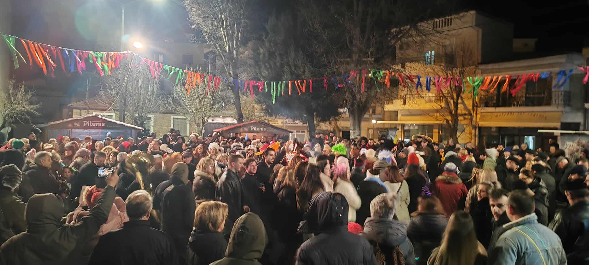 Κοζάνη: Γλέντι χορός και τραγούδι γύρω από τον Φανό – Η πόλη πήρε φωτιά  ​