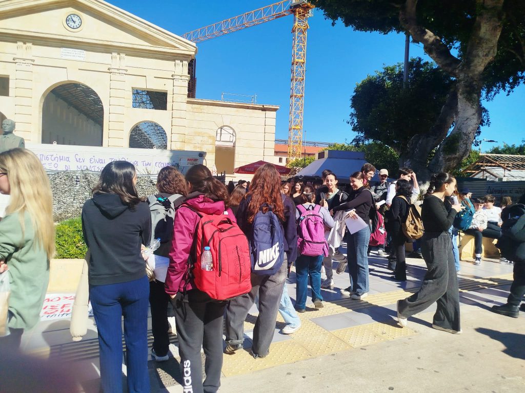 Χανιά: Στους δρόμους μαθητές και φοιτητές για την τραγωδία στα Τέμπη