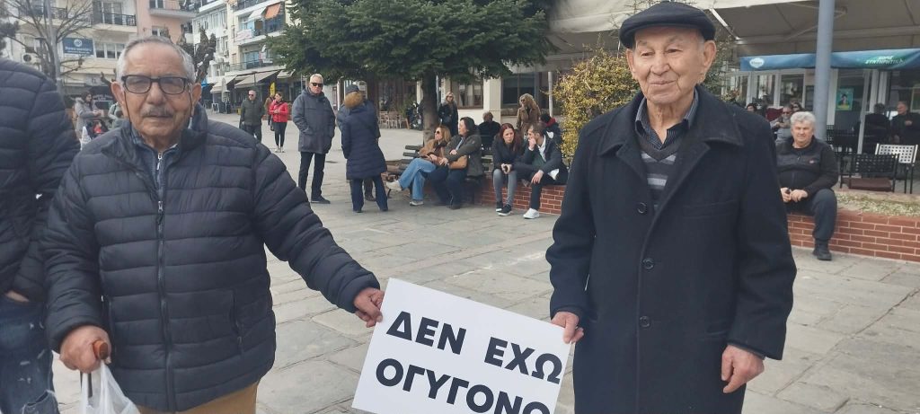 Τραγωδία Τεμπών: Πενήντα επτά κεράκια στην πλατεία των Γρεβενών
