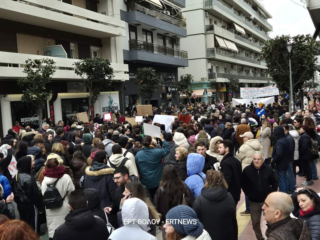 Τραγωδία Τεμπών: Μαζική πορεία μνήμης στον Βόλο για τους 57 νεκρούς