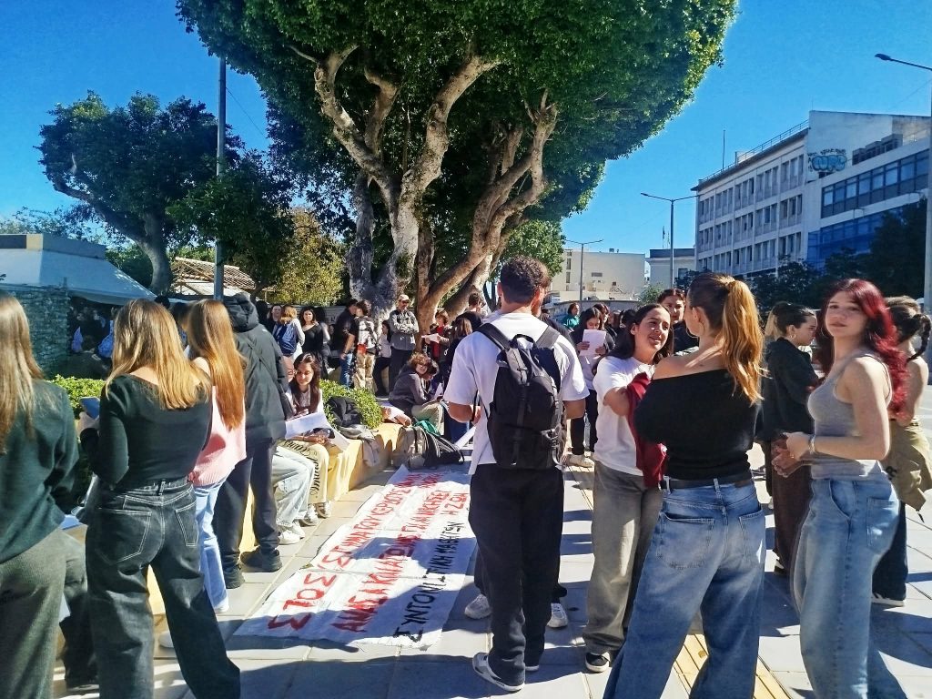 Χανιά: Στους δρόμους μαθητές και φοιτητές για την τραγωδία στα Τέμπη