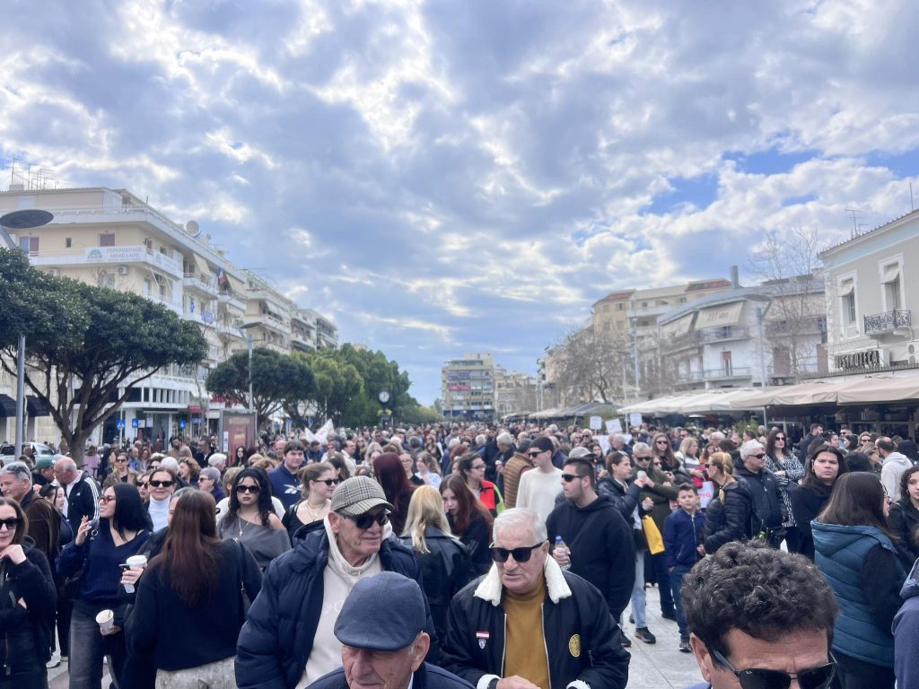 Τραγωδία Τεμπών: «Όλων των νεκρών θα γίνουμε φωνή» το σύνθημα της νεολαίας στην Καλαμάτα