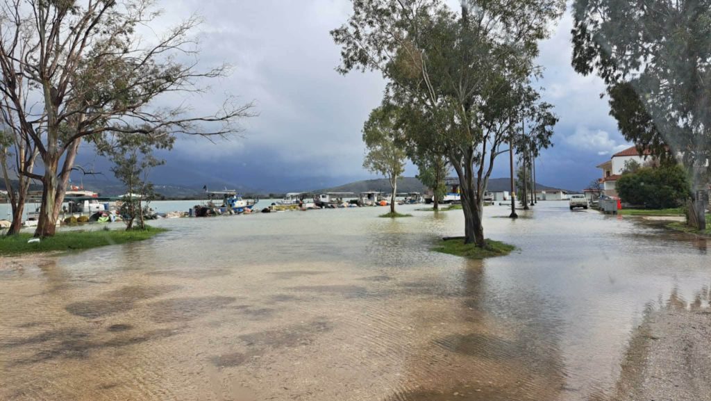 Θεσπρωτία: Τα κύματα πλημμύρισαν καταστήματα σε Σύβοτα & Σαγιάδα