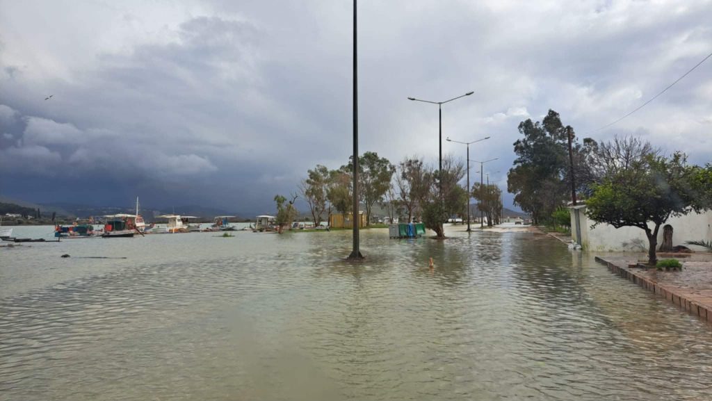 Θεσπρωτία: Τα κύματα πλημμύρισαν καταστήματα σε Σύβοτα & Σαγιάδα