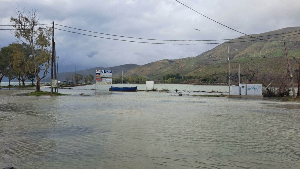 Θεσπρωτία: Τα κύματα πλημμύρισαν καταστήματα σε Σύβοτα & Σαγιάδα