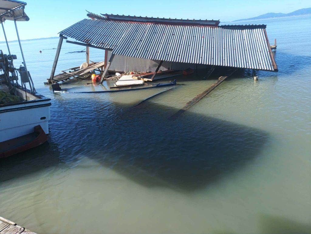 Θεσπρωτία: Τα κύματα πλημμύρισαν καταστήματα σε Σύβοτα & Σαγιάδα