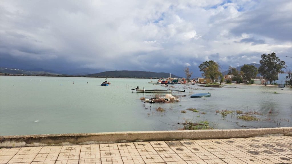 Θεσπρωτία: Τα κύματα πλημμύρισαν καταστήματα σε Σύβοτα & Σαγιάδα