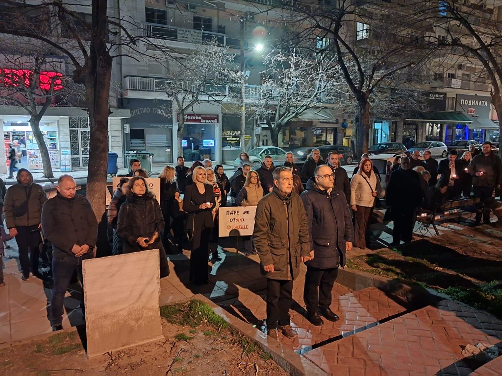 Σέρρες: Ένα κεράκι στη μνήμη των 57 θυμάτων του τραγικού δυστυχήματος των Τεμπών