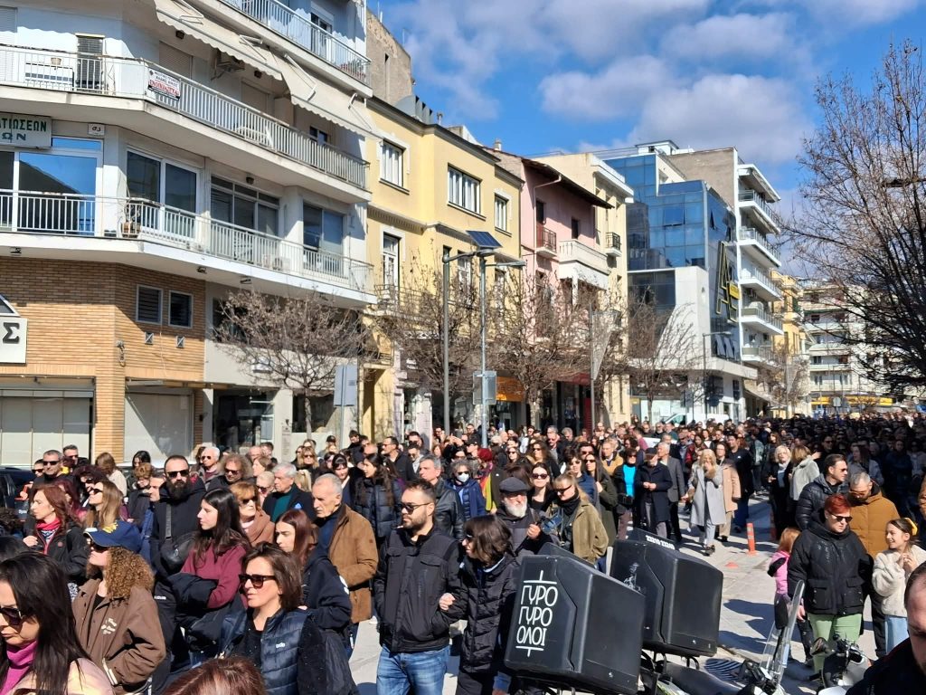 Τραγωδία Τεμπών: «Δεν ξεχνάμε, δεν συγχωρούμε» φώναξαν οι Σερραίοι στην πλατεία Ελευθερίας