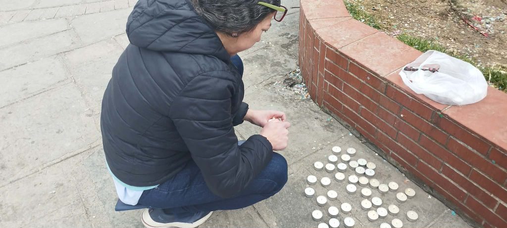 Τραγωδία Τεμπών: Πενήντα επτά κεράκια στην πλατεία των Γρεβενών