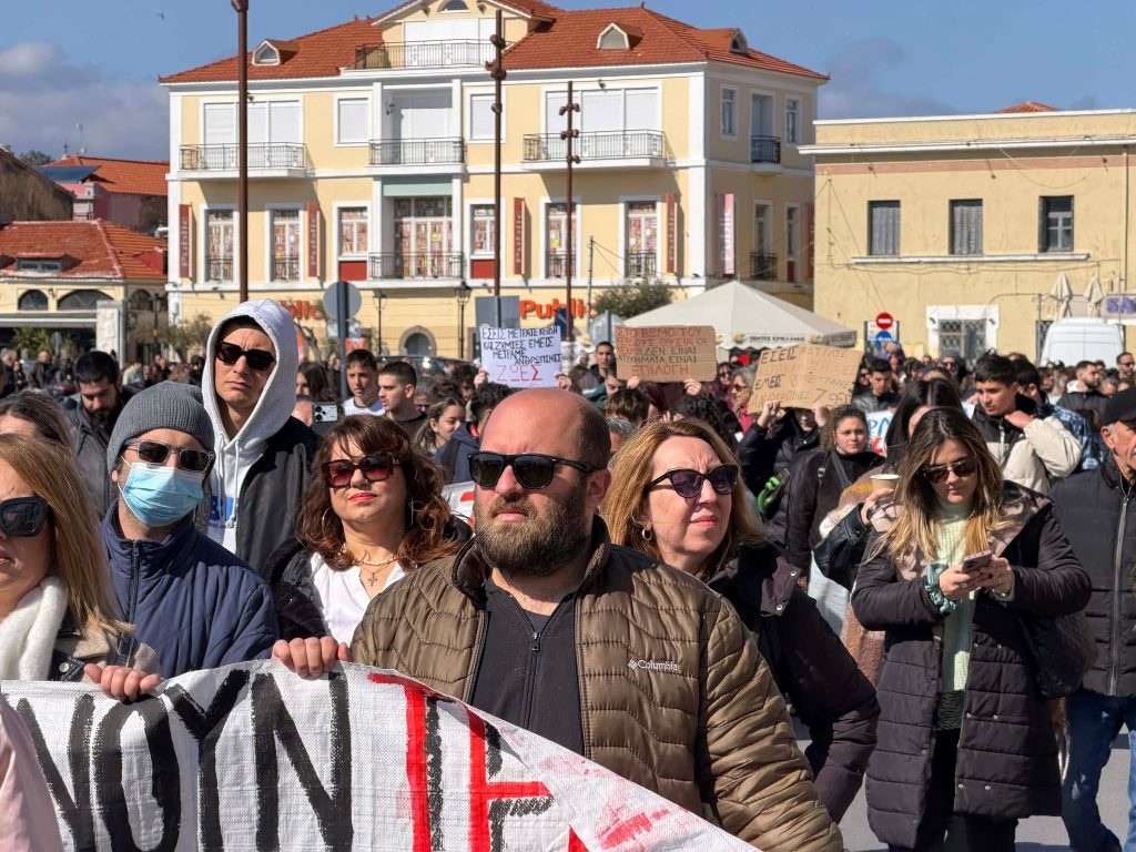 Τραγωδία Τεμπών: Πορεία στην προκυμαία της Μυτιλήνης στη μνήμη των 57 θυμάτων