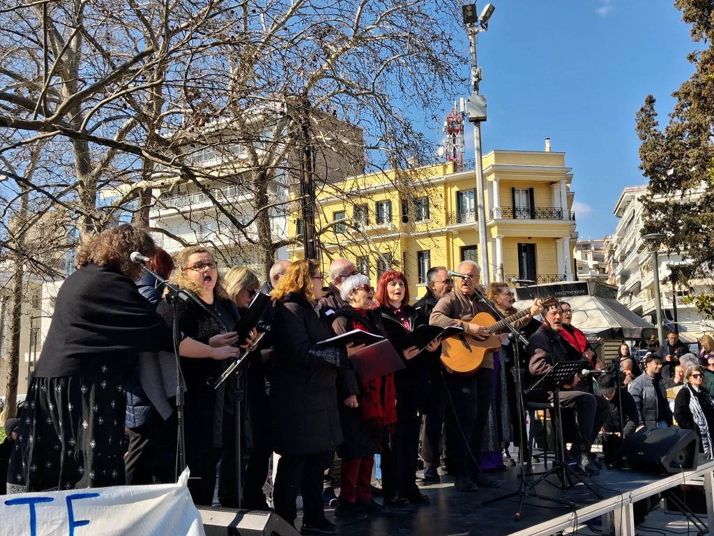 Τραγωδία Τεμπών: «Δεν ξεχνάμε, δεν συγχωρούμε» φώναξαν οι Σερραίοι στην πλατεία Ελευθερίας