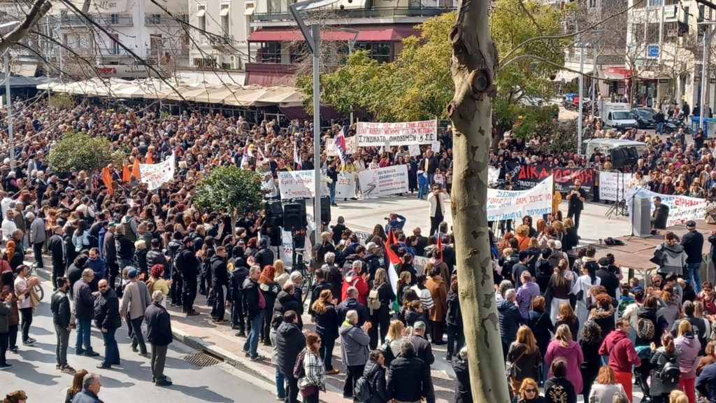 Τραγωδία Τεμπών: «Όλων των νεκρών θα γίνουμε φωνή» το σύνθημα της νεολαίας στην Καλαμάτα