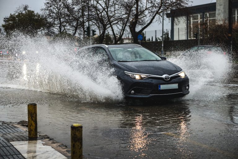 Καιρός: Περάσματα ισχυρών καταιγίδων, με θυελλώδεις ανέμους και κύμα ερημικής σκόνης – Πότε εκδηλώνονται σε Αττική, Θεσσαλονίκη live η πορεία της κακοκαιρίας